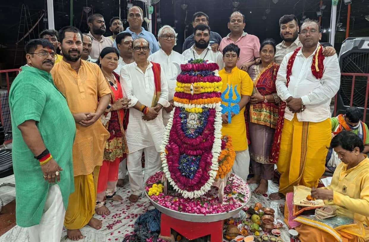Rudrabhishek performed at Shri Shyam Mandir; chants of 'Om Namah Shivay' resounded.