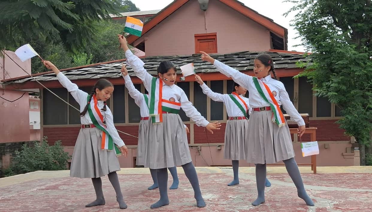Students paid tribute to the country's heroes.
