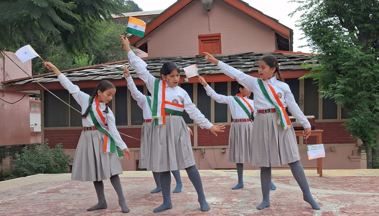ब्रह्मऋषि मिशन स्कूल जरड़ में स्वतंत्रता दिवस पर प्रस्तुति देते हुए।-संवाद