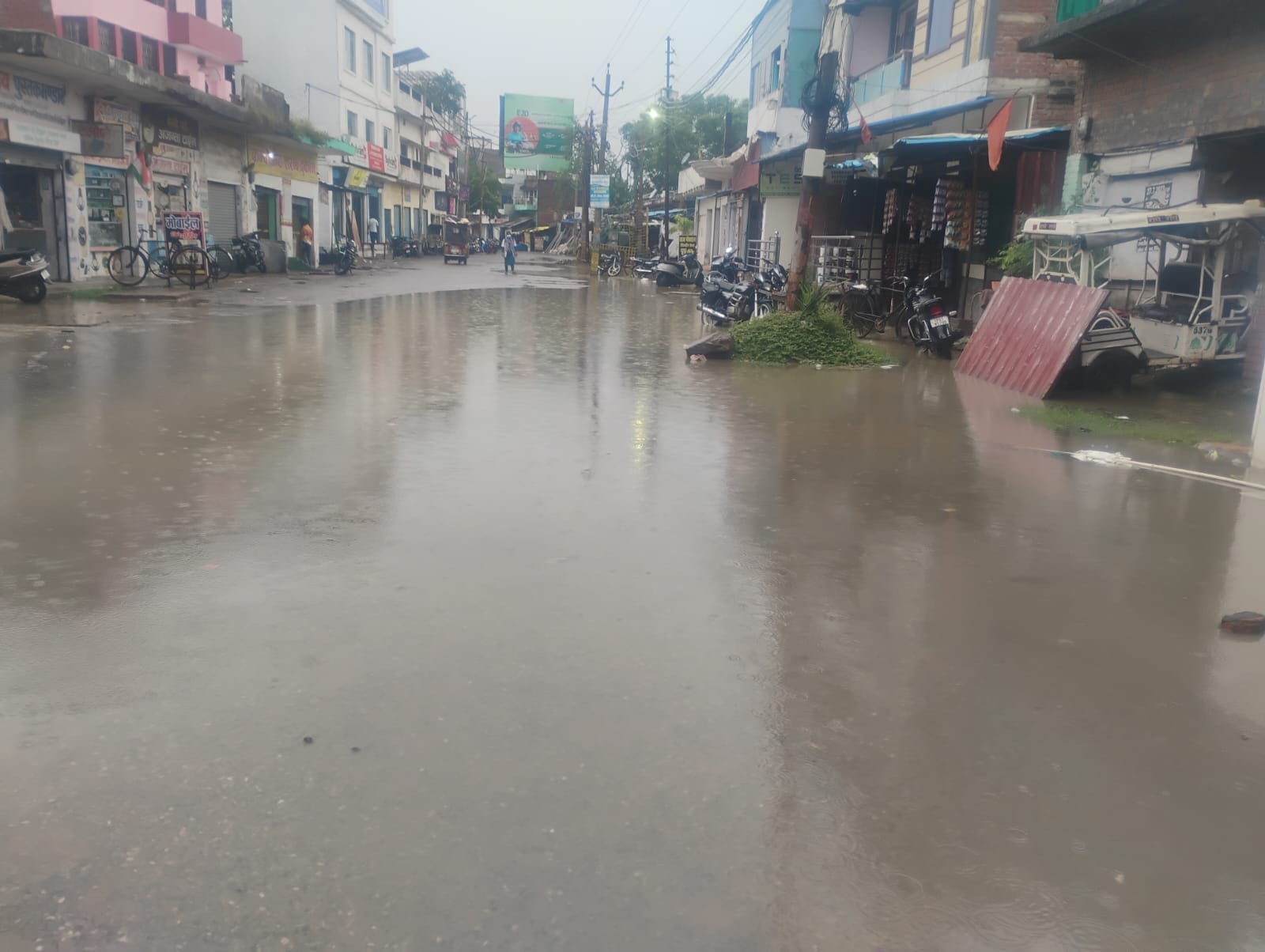 बारिश के बाद शहर के टैक्सी स्टैंड के पास सड़क पर जमा पानी। संवाद