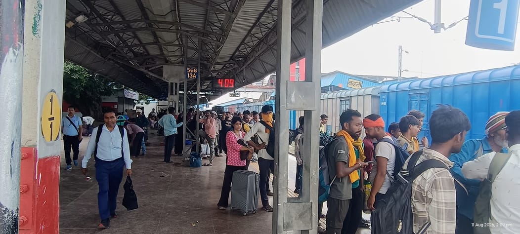 बस्ती रेलवे स्टेशन पर ट्रेन का इंतजार करते यात्री संवाद