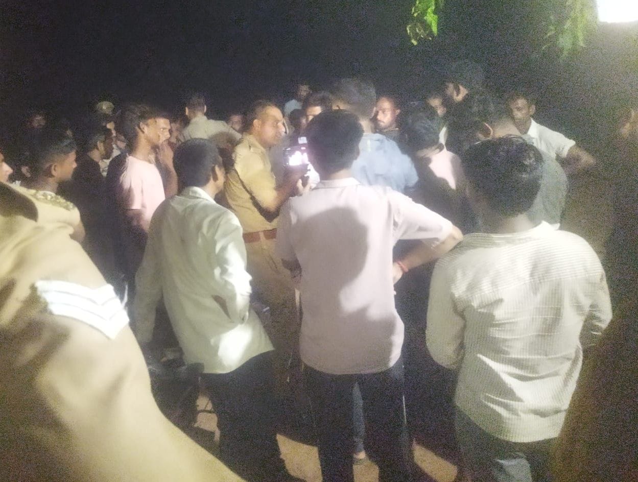 बिशुनपुर उपकेंद्र के बाहर कटौती को लेकर हंगामा कर रहे लोगों को समझाती पुलिस।