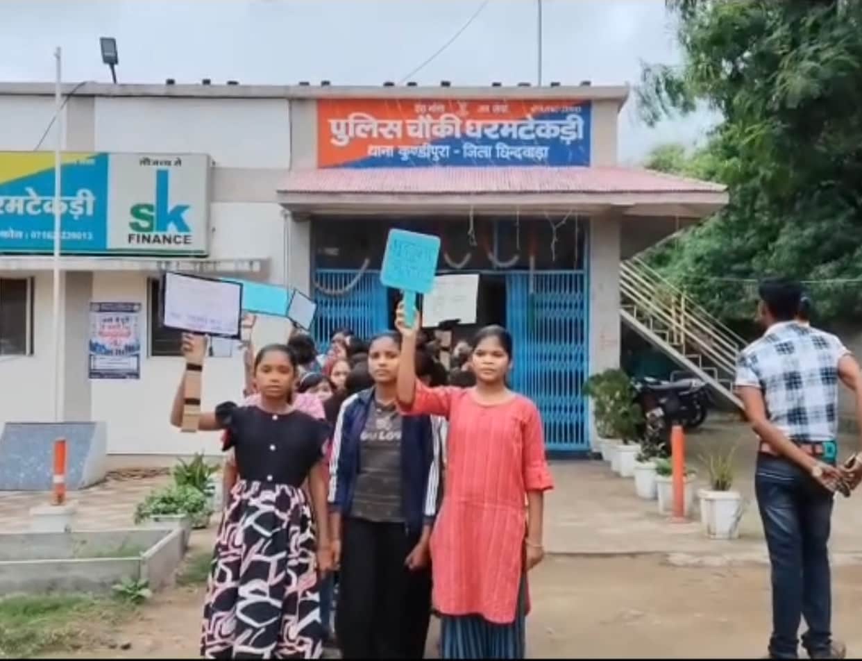 Chhindwara: Hostel Students Protest Against Warden, Allege Assault; Reach Police Outpost with Families