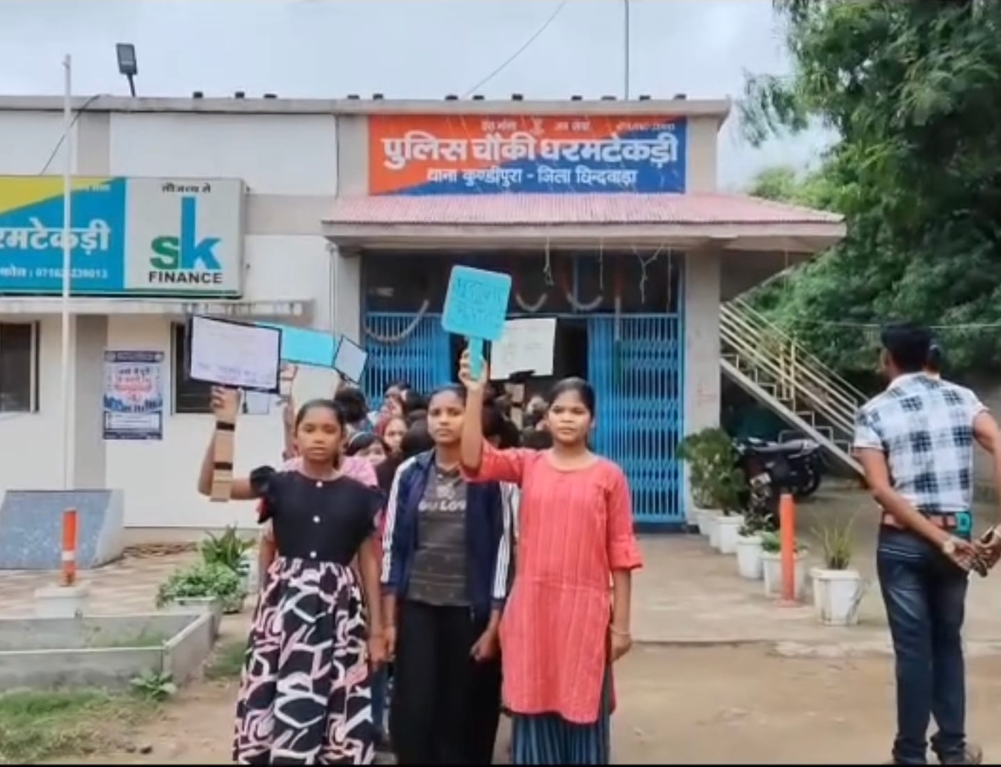 चौकी के बाहर मौजूद छात्राएं।