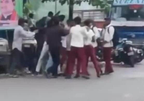 *Two Groups of School Students Clash on the Road, Beat Each Other Up Severely, Both Sides Reach Police Station