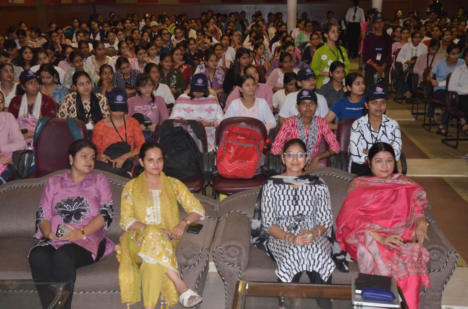 डीएवी गर्ल्स काॅलेज में आयोजित कार्यक्रम में उपस्थित शिक्षिक व छात्राएं। प्रवक्ता