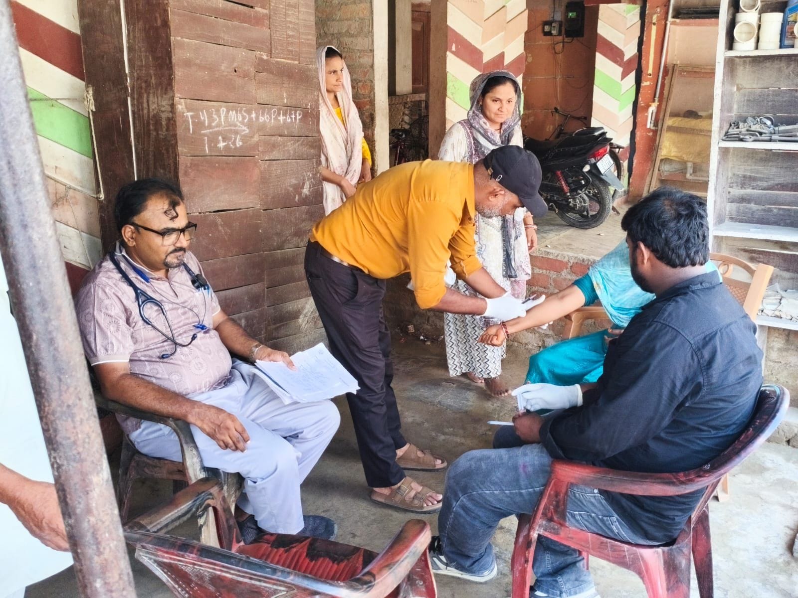 डेगू के मरीज के घर में लोगों की जांच के लिए खून का नमूना लेती स्वास्थ्य विभाग की टीम। 