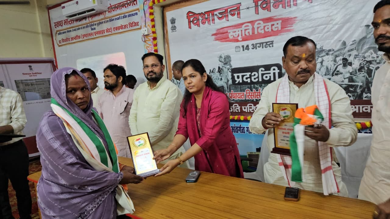 डीपीआरसी सभागार में आयोजित कार्यक्रम में शहीदों के परिजनों को सम्मानित करती डीएम।
