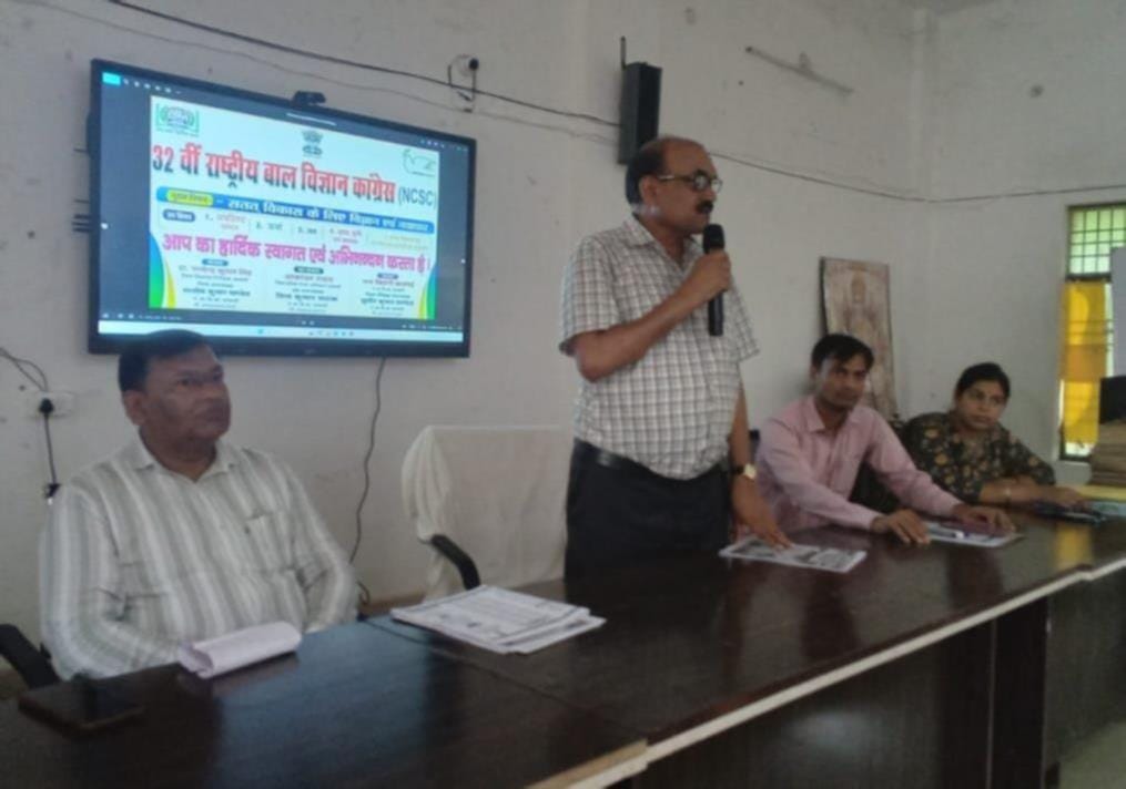  डायट में आयोजित प्रशिक्षण के दौरान मौजूद लोग।-