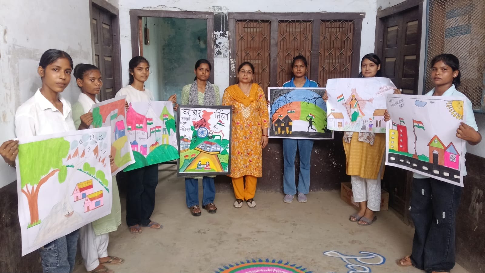 एपीएनपीजी काॅलेज में रंगोली व पोस्टर प्रतियोगिता में भाग लेती छात्राएं