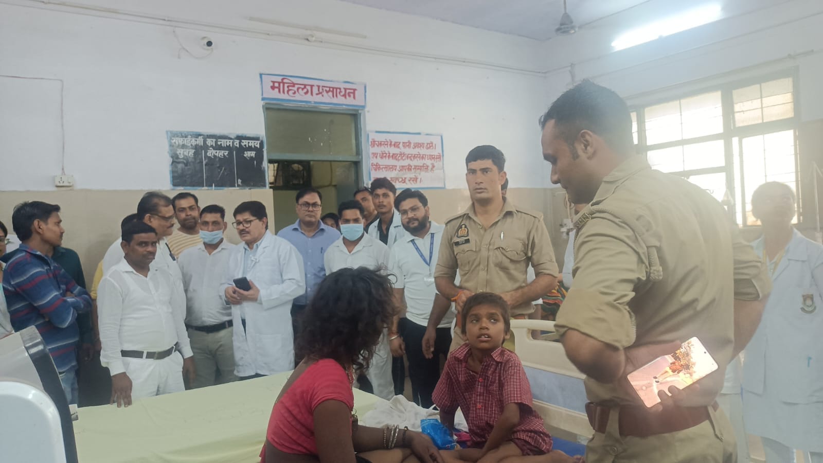 फोटो-1 लोहिया अस्पताल की इमरजेंसी में मंदबुद्धि महिला को समझाती पुलिस। संवाद