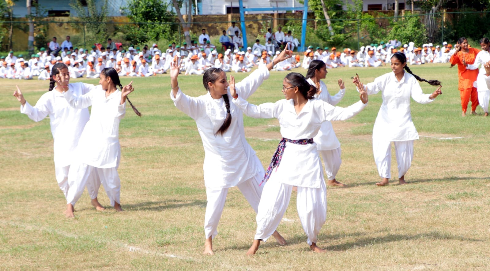 फोटो 1सांस्कृतिक कार्यक्रमों में भाग लेते स्कूली बच्चे।स्रोत:प्रशासन