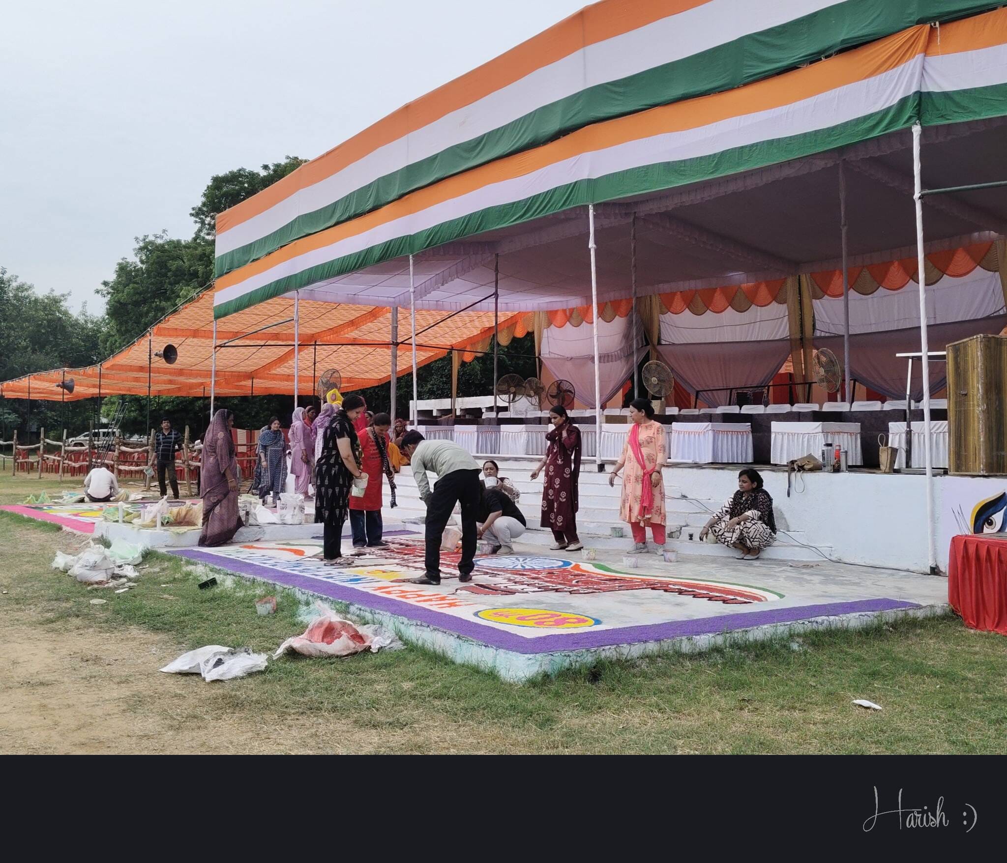 फोटो 12: स्वतंत्रता दिवस समारोह की तैयारियों में लगे कर्मचारी। स्रोत: विभाग