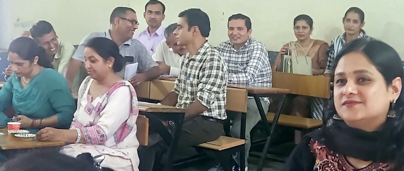 फोटो 13जेएनडी06-जिला स्तरीय शिक्षक कार्यशाला में मौजूद अध्यापक-अध्यापिकाएं। स्रोत शिक्षक