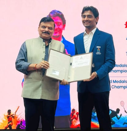 फोटो 13जेएनडी29-पूर्व एनसीसी कैडेट अभिषेक मुंबई में आयकर विभाग में टैक्स असिस्टेंट पद का चार्ज 