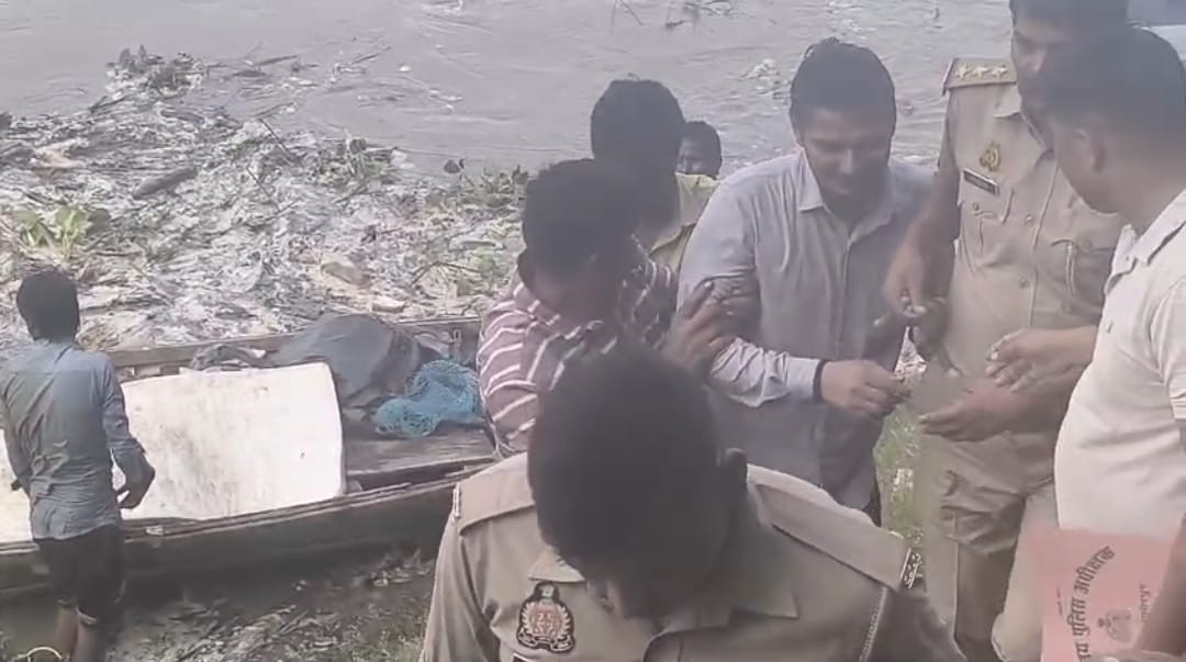 फोटो 14 एचएएमपी 26- स्टेनो को नदी से सकुशल बाहर निकालकर लाते नाविक। संवाद