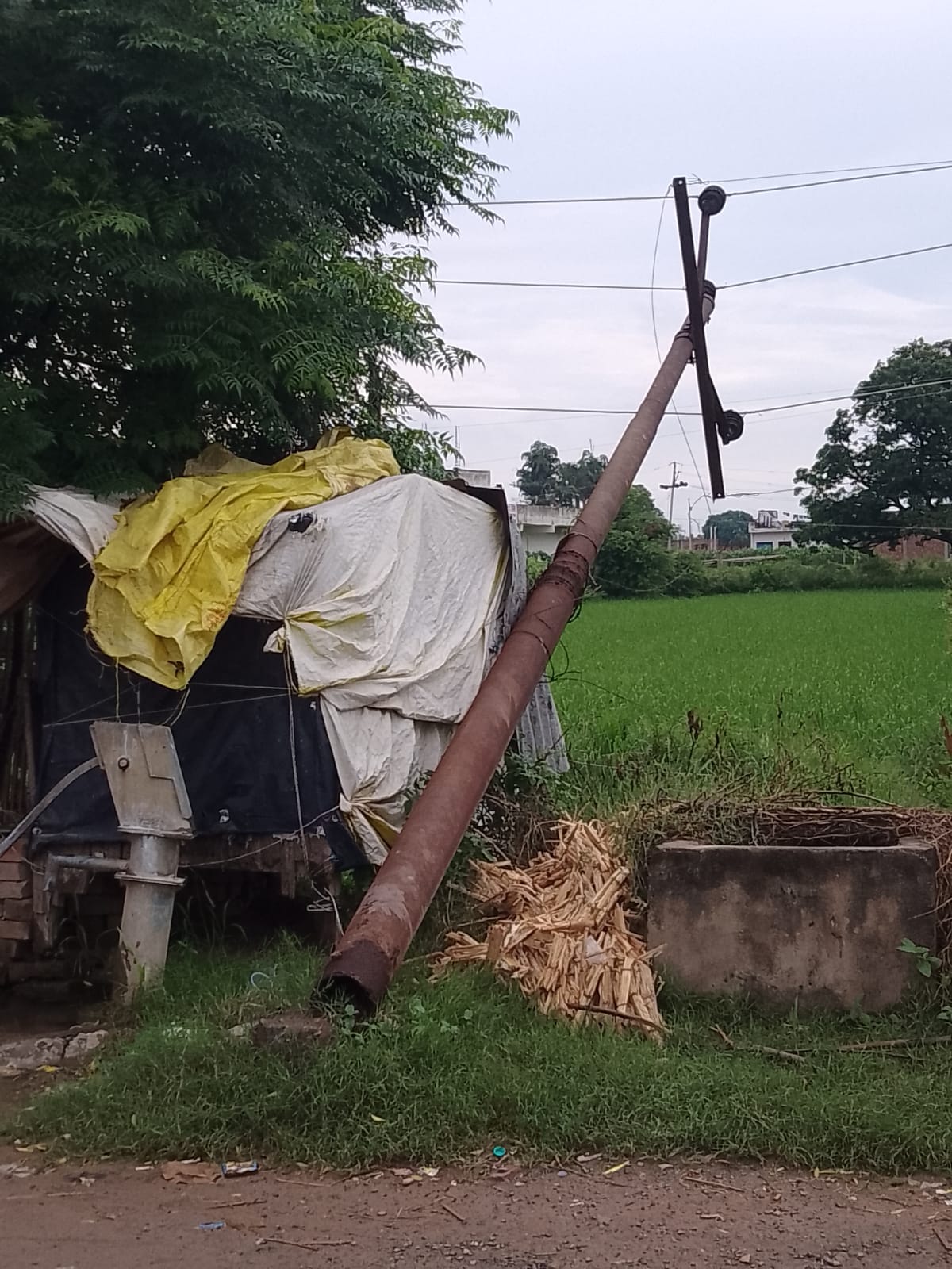फोटो-16 जसमई उपकेंद्र के निकट सड़क किनारे टूटा सिटी फीडर का बिजली पोल। स्रोत : जागरूक पाठक