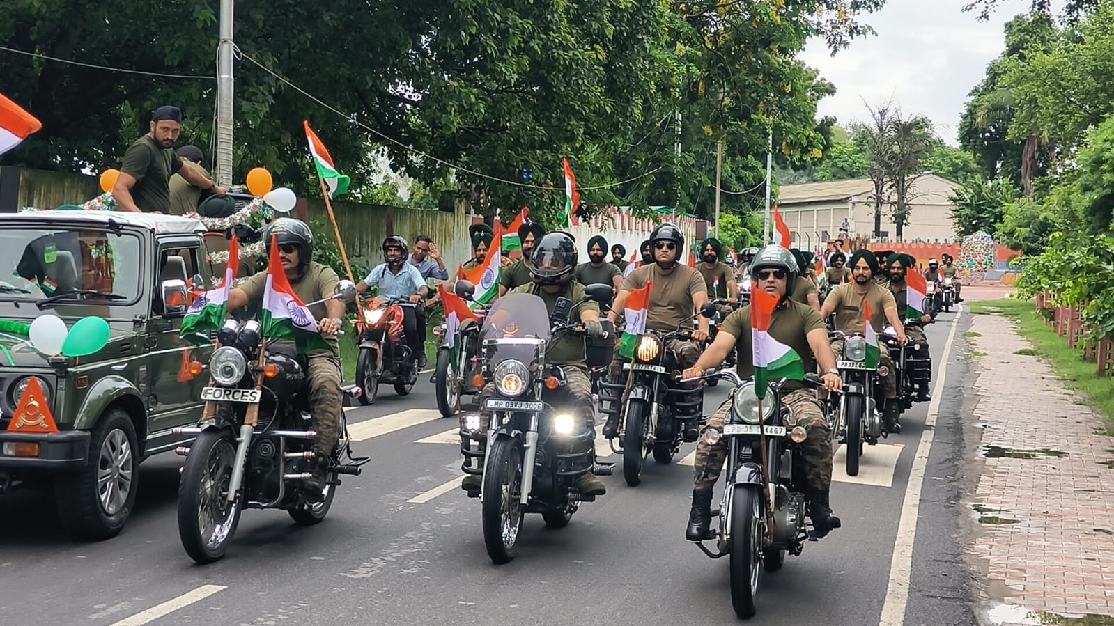 फोटो-17 तिरंगा बाइक रैली में शामिल सेना के जवान। संवाद