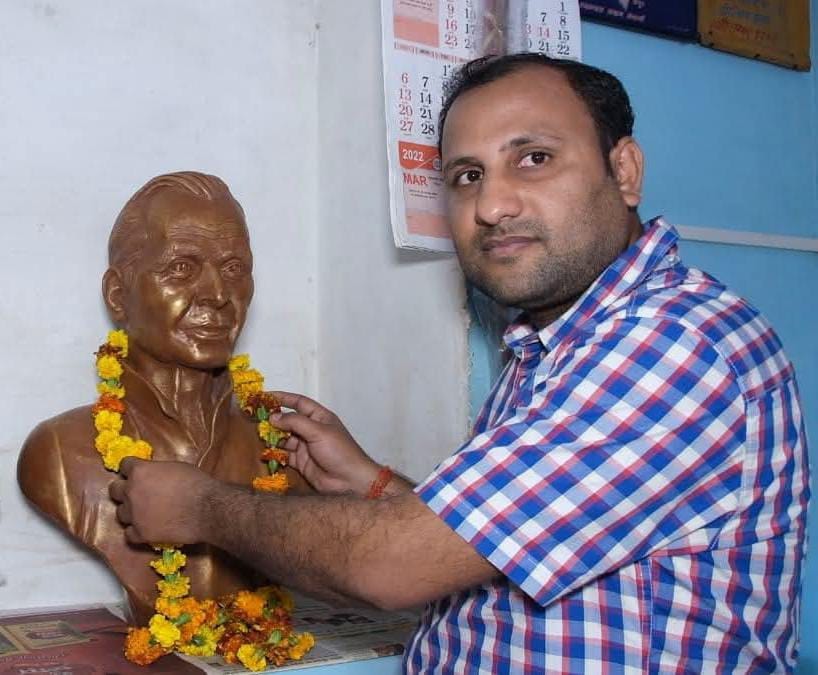 फोटो-29-स्वतंत्रता संग्राम सेनानी जयदेव कपूर की प्रतिमा पर माल्यार्पण करते उनके पौत्र मयूर कपूर