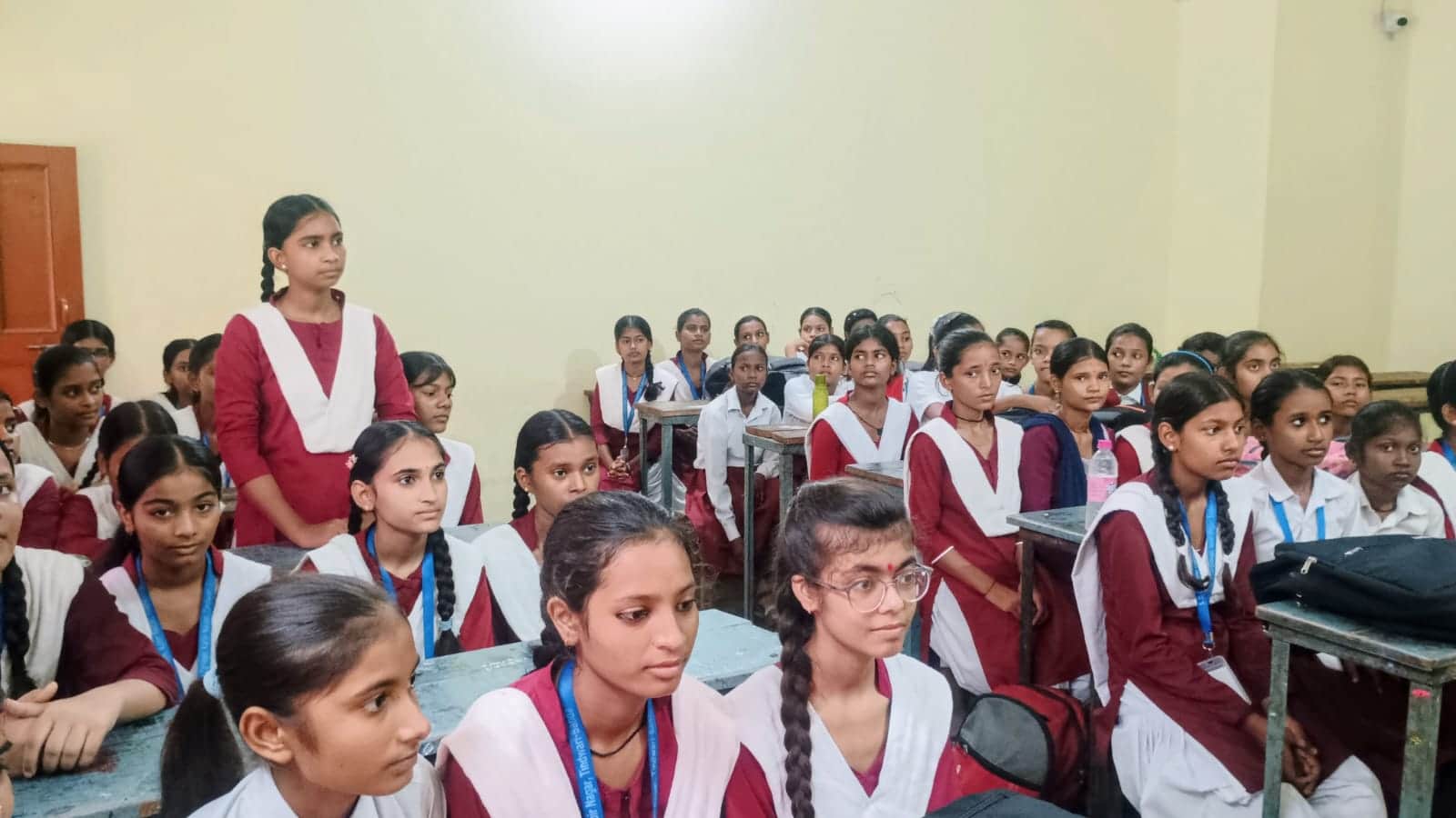 फोटो-3 - भाषण प्रतियोगिता में अपना पक्ष रखती रखती छात्रा। संवाद