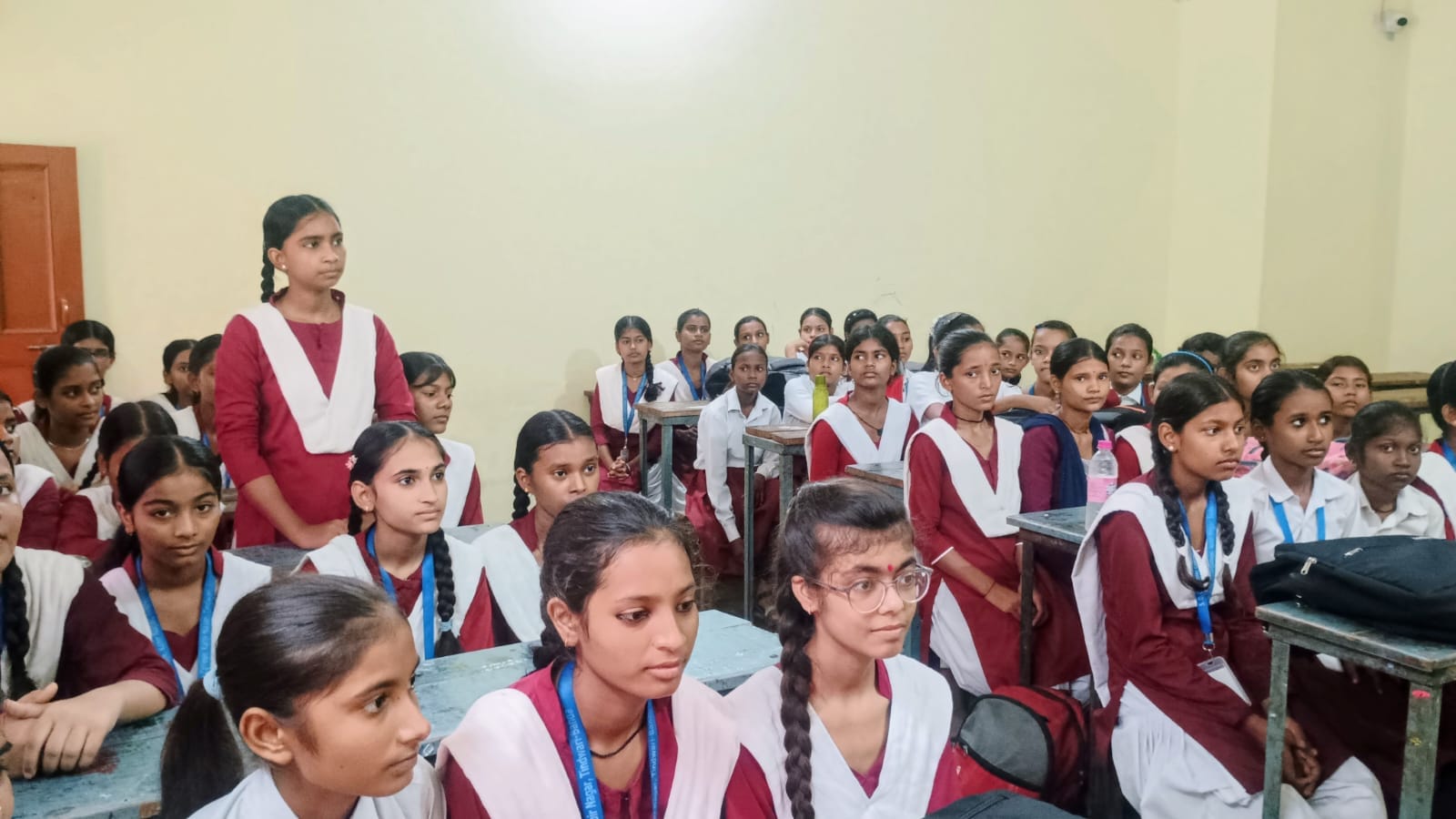 फोटो-3 - भाषण प्रतियोगिता में अपना पक्ष रखती रखती छात्रा। संवाद