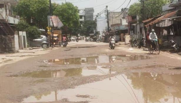 फोटो-3-नवाबगंज के भोलाखेड़ा जाने वाले मार्ग पर हुए गड्ढे और भरा पानी। संवाद