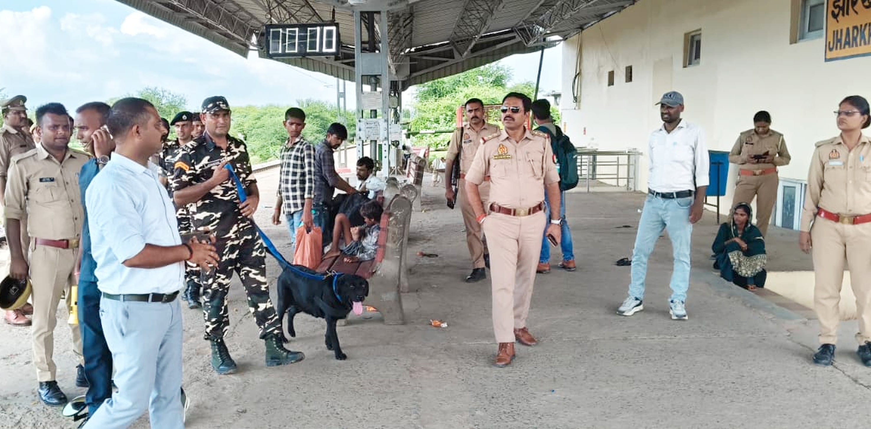 फोटो-31-बलरामपुर के झारखंडी रेलवे स्टेशन का निरीक्षण करती पुलिस टीम ।-स्रोत : विभाग