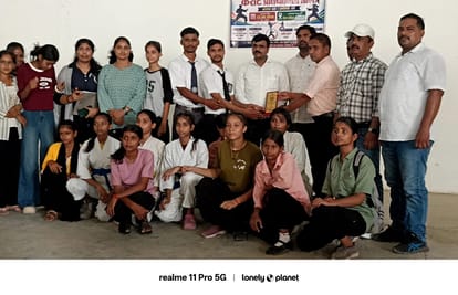 फोटो 33 मंडलीय कराटे प्रतियोगिता के सफल खिलाड़ी आयोजक मंडल के साथ। स्रोत आयोजक