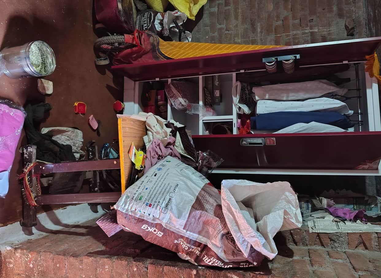 Jewelry and cash worth five lakh rupees stolen from a cattle rearer's house.