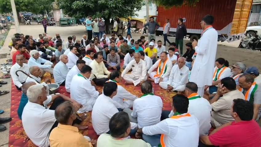 Congress holds a protest against the insult to Mallikarjun Kharge.