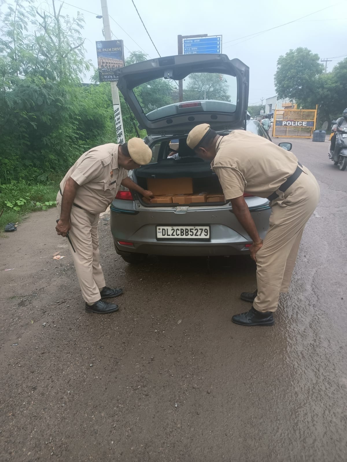 -फोटो 83 : दिल्ली-हरियाणा टिकरी बॉर्डर पर कार की तलाशी लेते पुलिसकर्मी। संवाद
