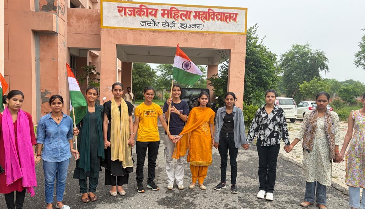 फोटो 88: तिरंगा यात्रा निकालती जसौर खेड़ी के राजकीय महिला महाविद्यालय की छात्राएं। स्रोत कॉलेज 