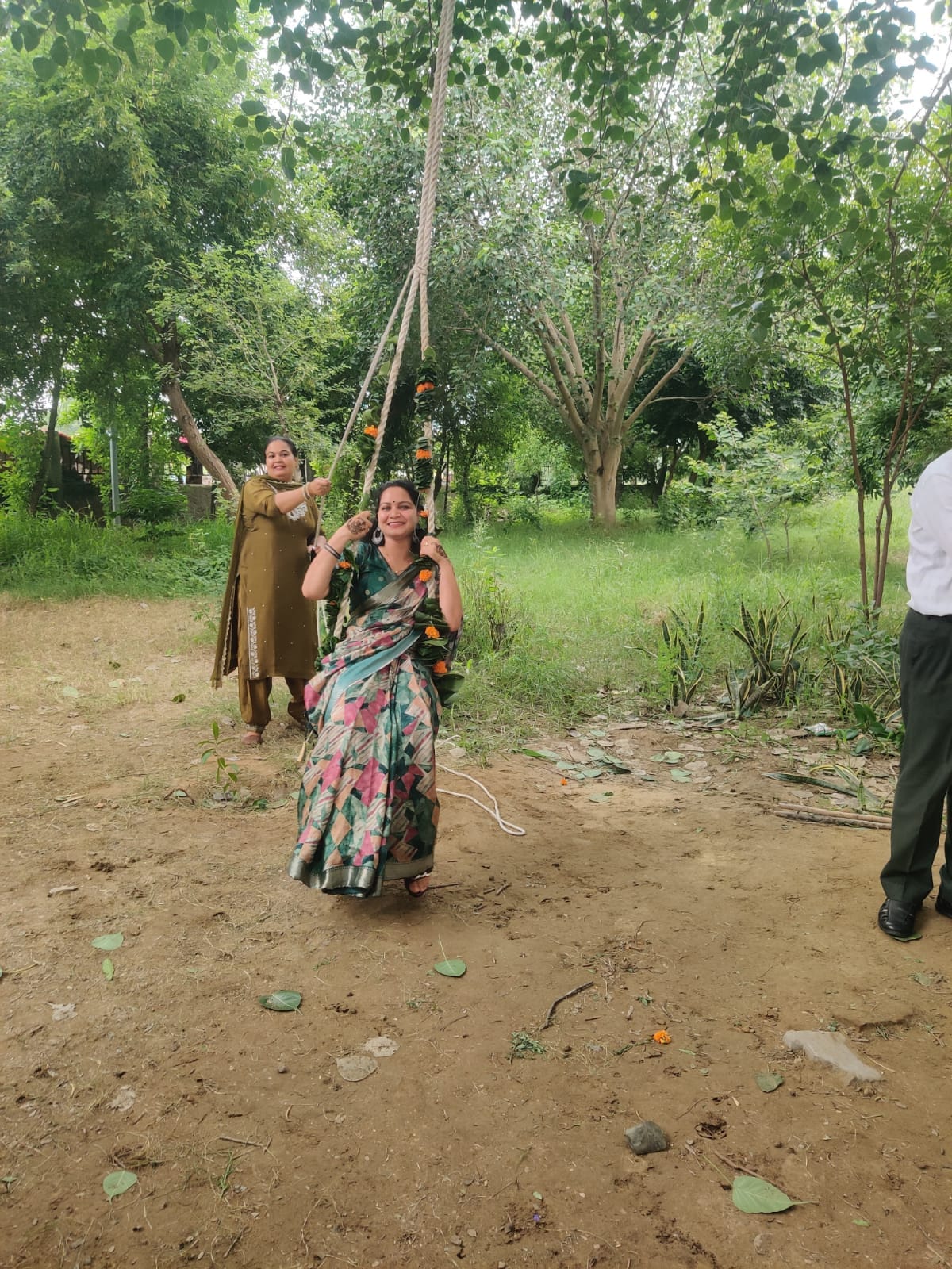 फोटो नंबर 71: कॉलेज में हुए तीज महोत्सव में भागीदारी करती प्राध्यापिका। (संवाद