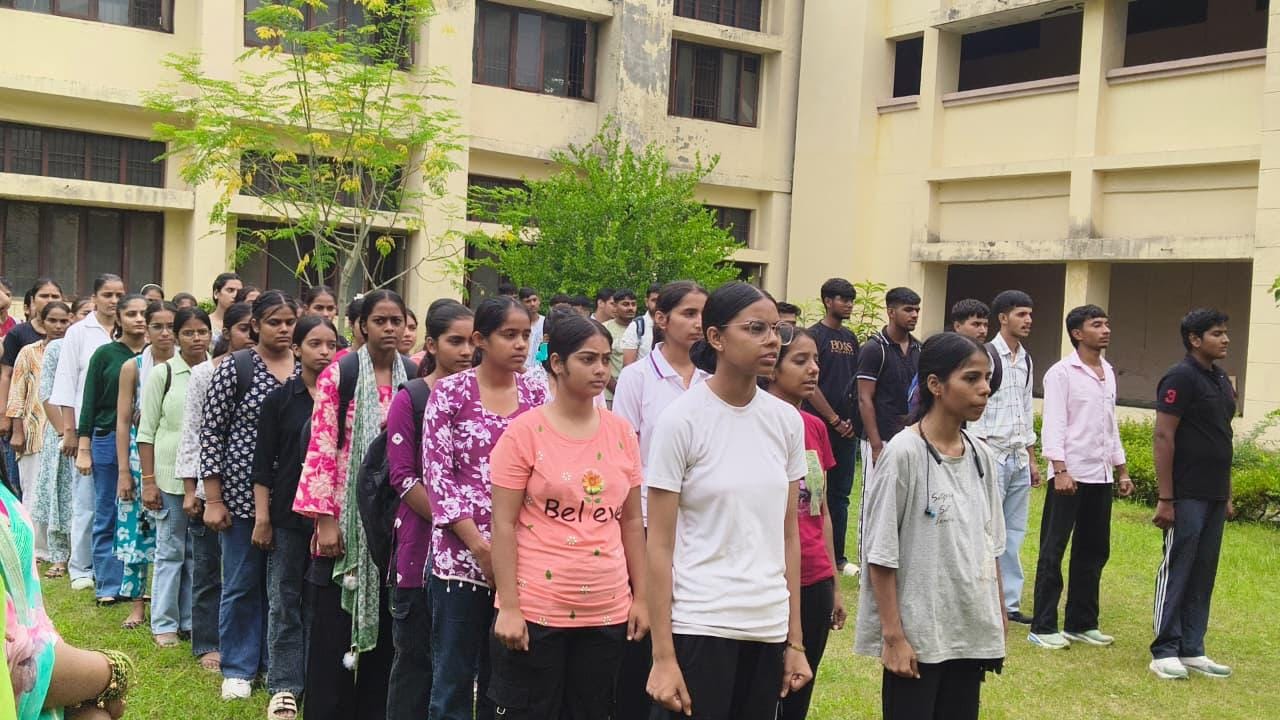 फोटो नंबर 72:महाविद्यालय में सामूहिक गान करते छात्र और प्राध्यापक। (संवाद)