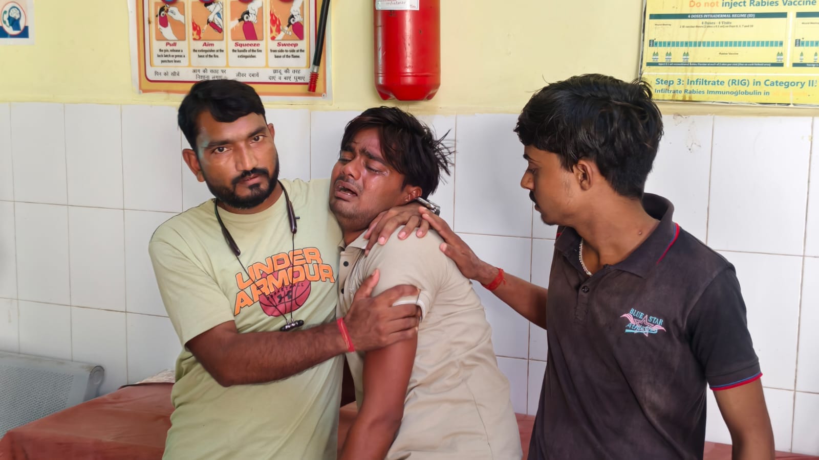 फोटो14 एचएएमपी 22- मुस्करा सीएससी में मृतका के रोते बिलखते बेटे।   संवाद