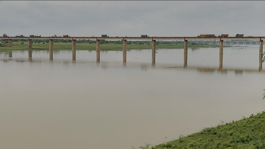 फोटो14एचएएमपी 27- यमुना का बढ़ा जल स्तर। संवाद