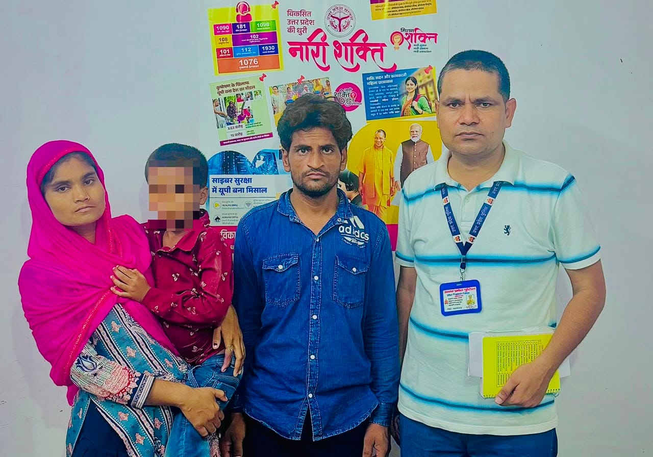 फोटो24 कासगंज में रेलवे स्टेशन से मासूम बालक को तलाश कर उसके परिजन को सुपुर्द करती जीआरपी । स्र