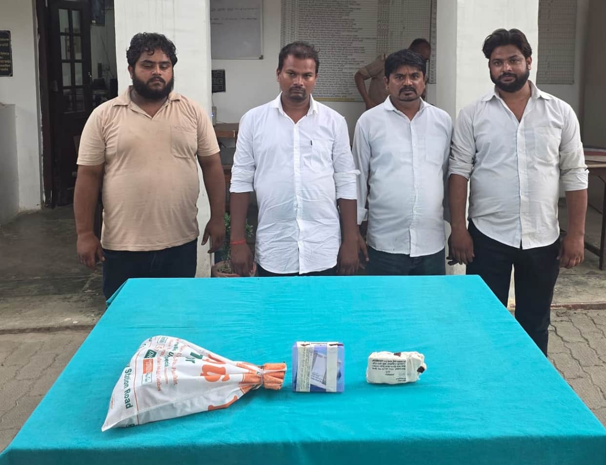 Four arrested for extorting money from medical stores by posing as drug inspectors.