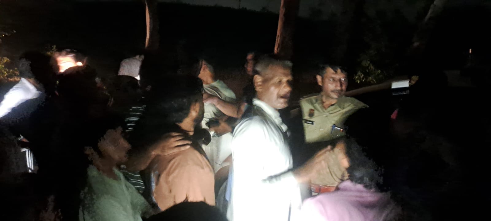 ग्रामीणों को समझाते पुलिसकर्मी। संवाद