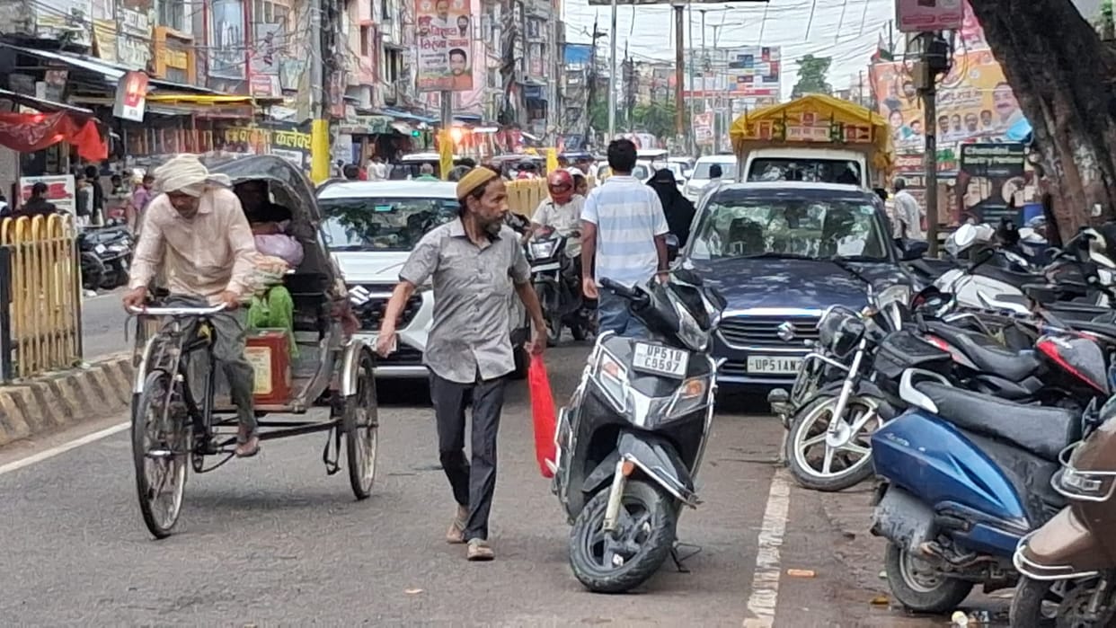 There is no parking, people raise questions on the challan for a vehicle parked on the road.