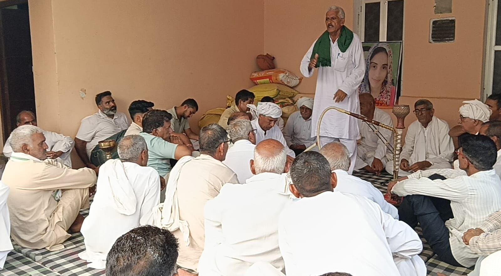 गांव ढाणी लक्ष्मण में मनीषा मौत मामले को लेकर आयोजित बैठक को संबोधित करते भाकयू जिला अध्यक्ष म
