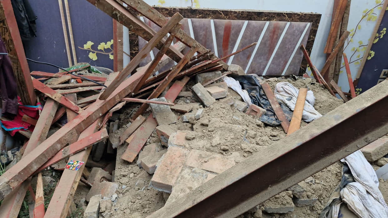 Roof and Wall of Under Construction House Collapse Mason Dies
