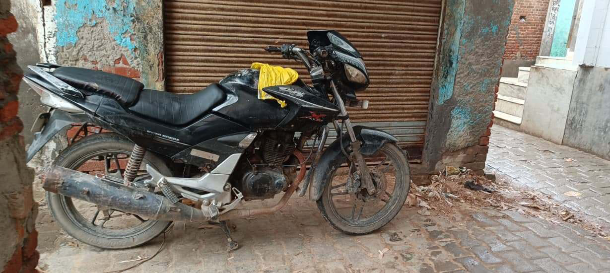 गांव शेरपुर में एटीएस की दबिश के बाद मस्जिद के बाहर खड़ी हिरासत में लिए गए युवक की बाइक। संवाद