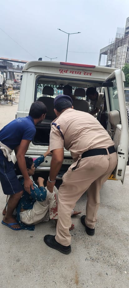 रेलवे सुरक्षा बल के जवान पीड़िता को अस्पताल ले जाते हुए।