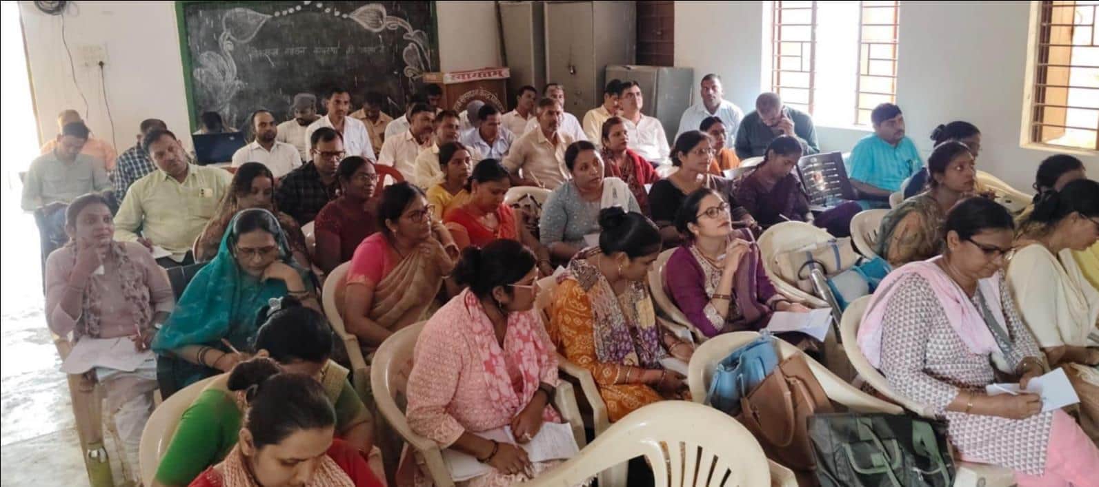 घोरावल बीआरसी में प्रशिक्षण कार्यक्रम में शामिल शिक्षक। स्रोत विभाग