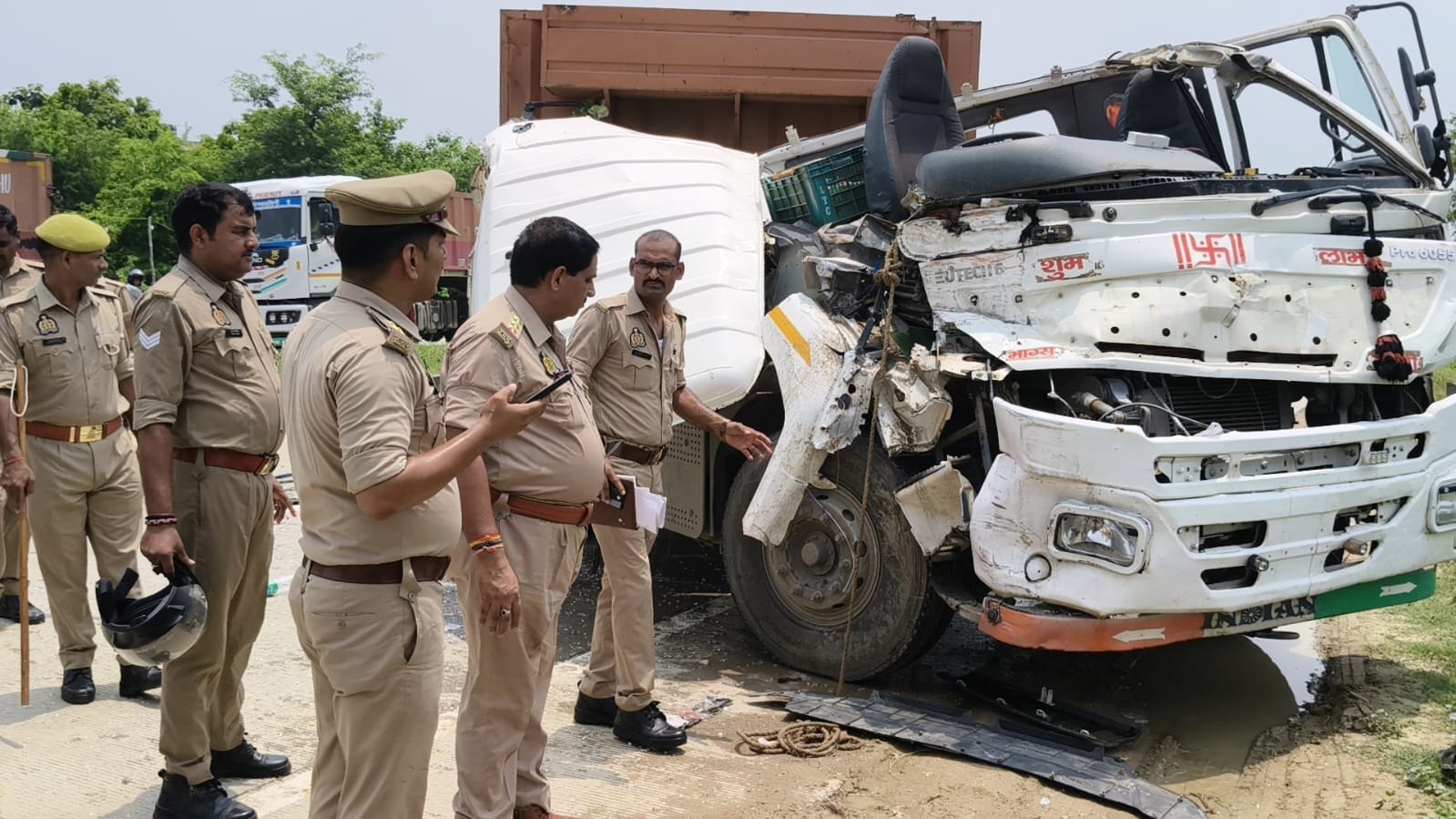घोसी कोतवाली के कल्याणपुर में फोरलेन पर ट्रेलरों की टक्कर के बाद पहुंची पुलिस। संवाद
