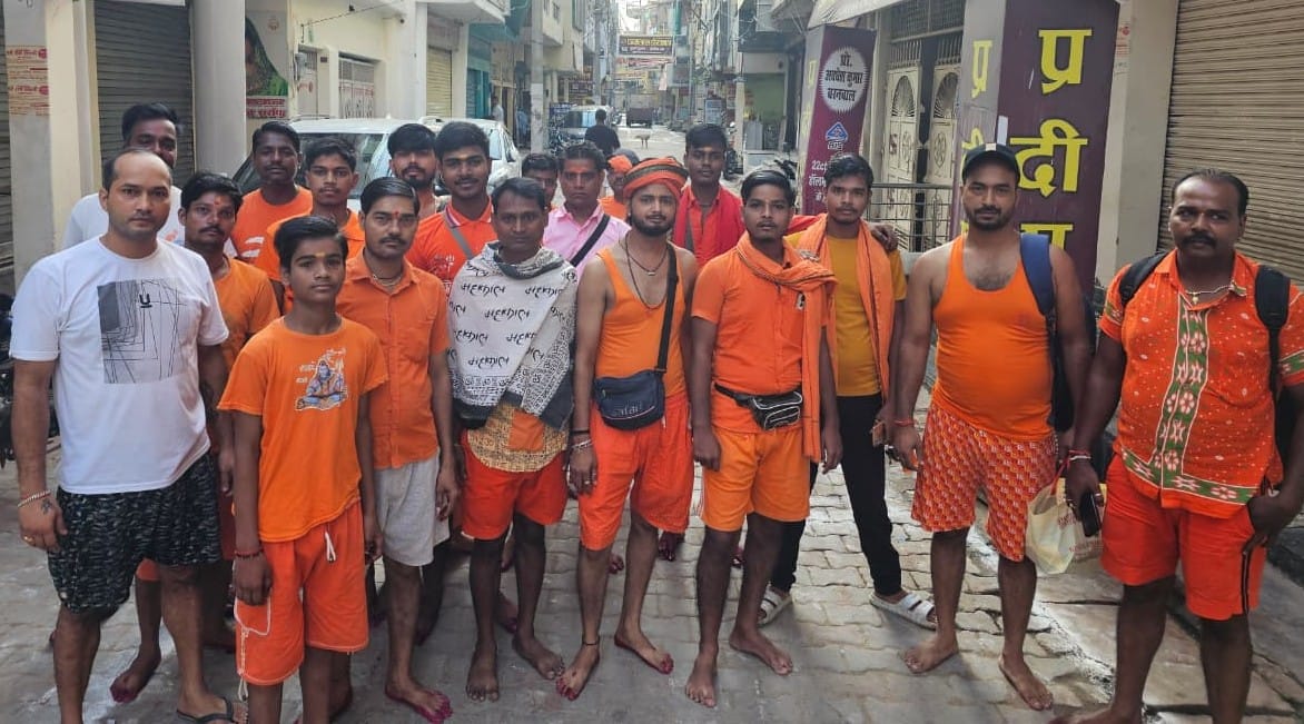 घोसिया से बाबा धाम जलाभिषेक के लिए रवाना होते कांवड़िया। संवाद