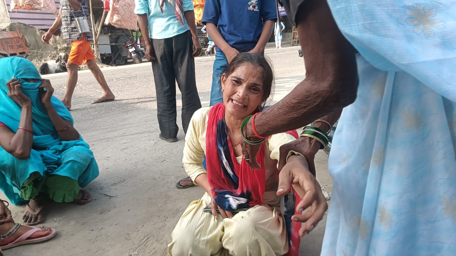 घटना स्थल पर प्रसूता की मौत के बाद बिलखते परिजन। संवाद