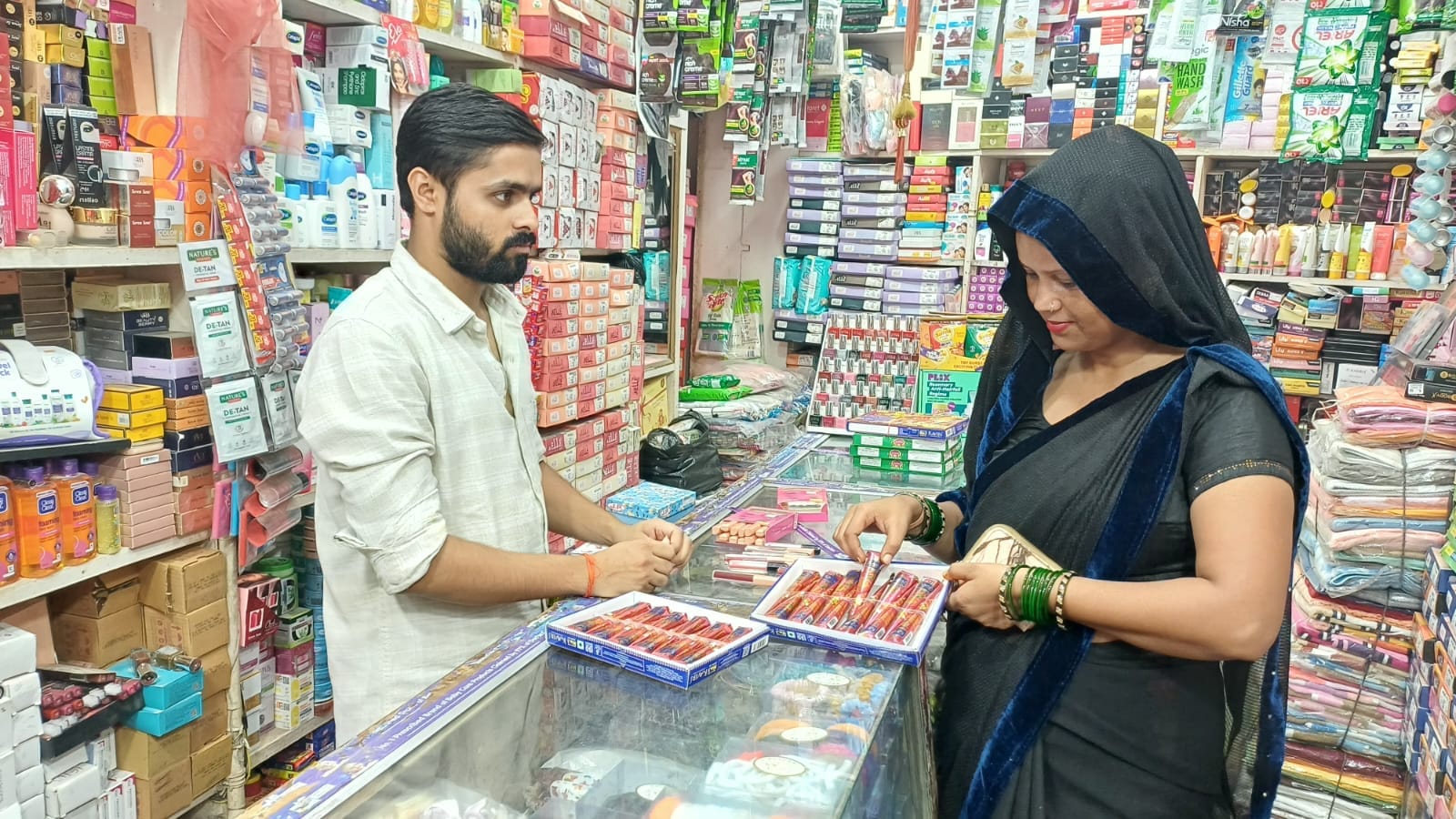 होमगंज बाजार में मेंहदी खरीदती महिला। संवाद