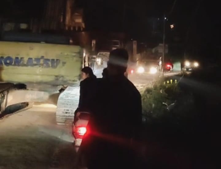 होरन गाड़ में सड़क बहाली के बाद वाहनों की आवाजाही। संवाद।